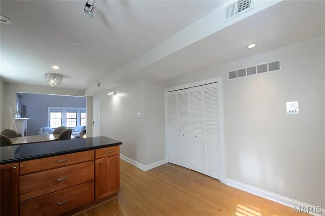 $2,600 | 404 South Hanley Road, Unit 2S, Clayton, MO 63105