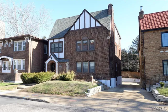 $2,600 | 404 South Hanley Road, Unit 2S, Clayton, MO 63105
