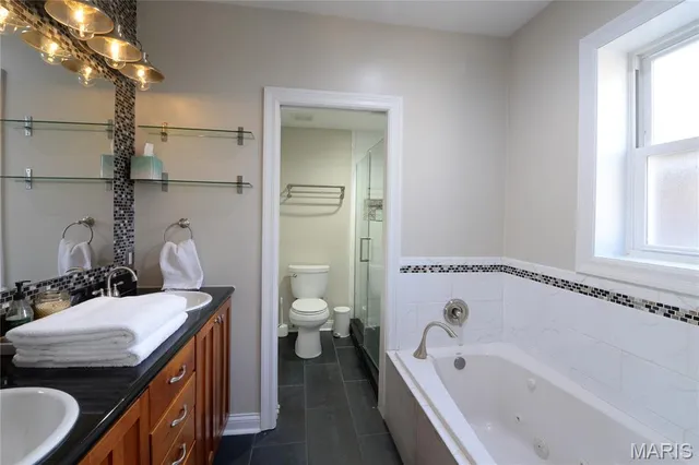 $2,600 | 404 South Hanley Road, Unit 2S, Clayton, MO 63105