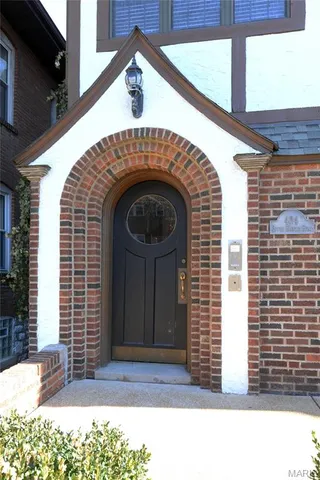 $2,600 | 404 South Hanley Road, Unit 2S, Clayton, MO 63105