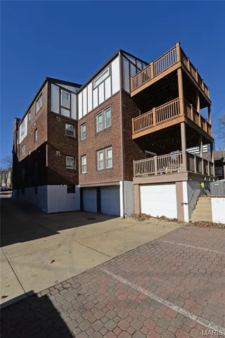 $2,600 | 404 South Hanley Road, Unit 2S, Clayton, MO 63105