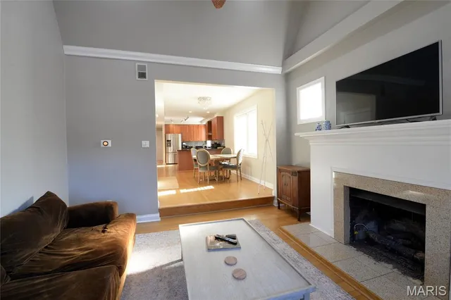 $2,600 | 404 South Hanley Road, Unit 2S, Clayton, MO 63105