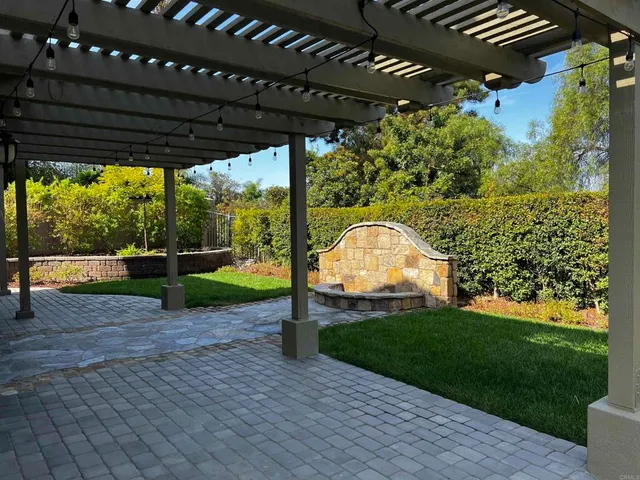 a view of a house with backyard and porch