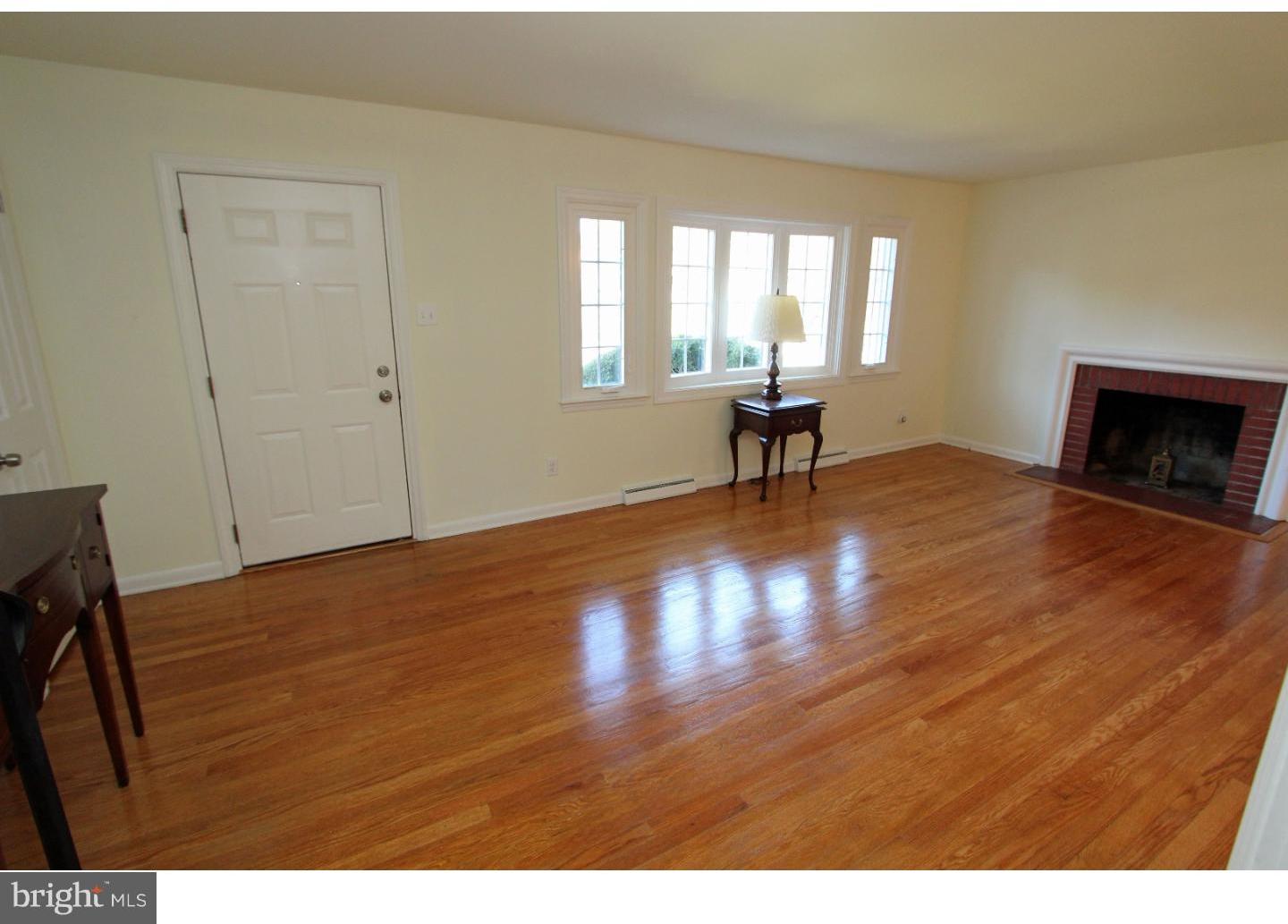 407 Apple Road Newark, DE 19711 - Photo 2 of 25 Living Room