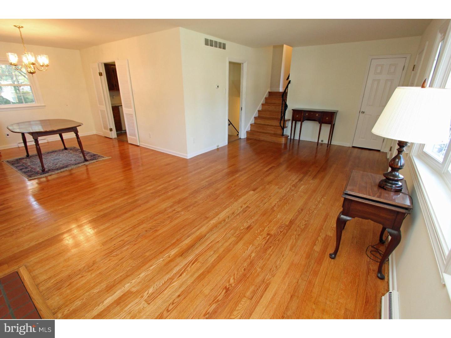 407 Apple Road Newark, DE 19711 - Photo 3 of 25 Living Room