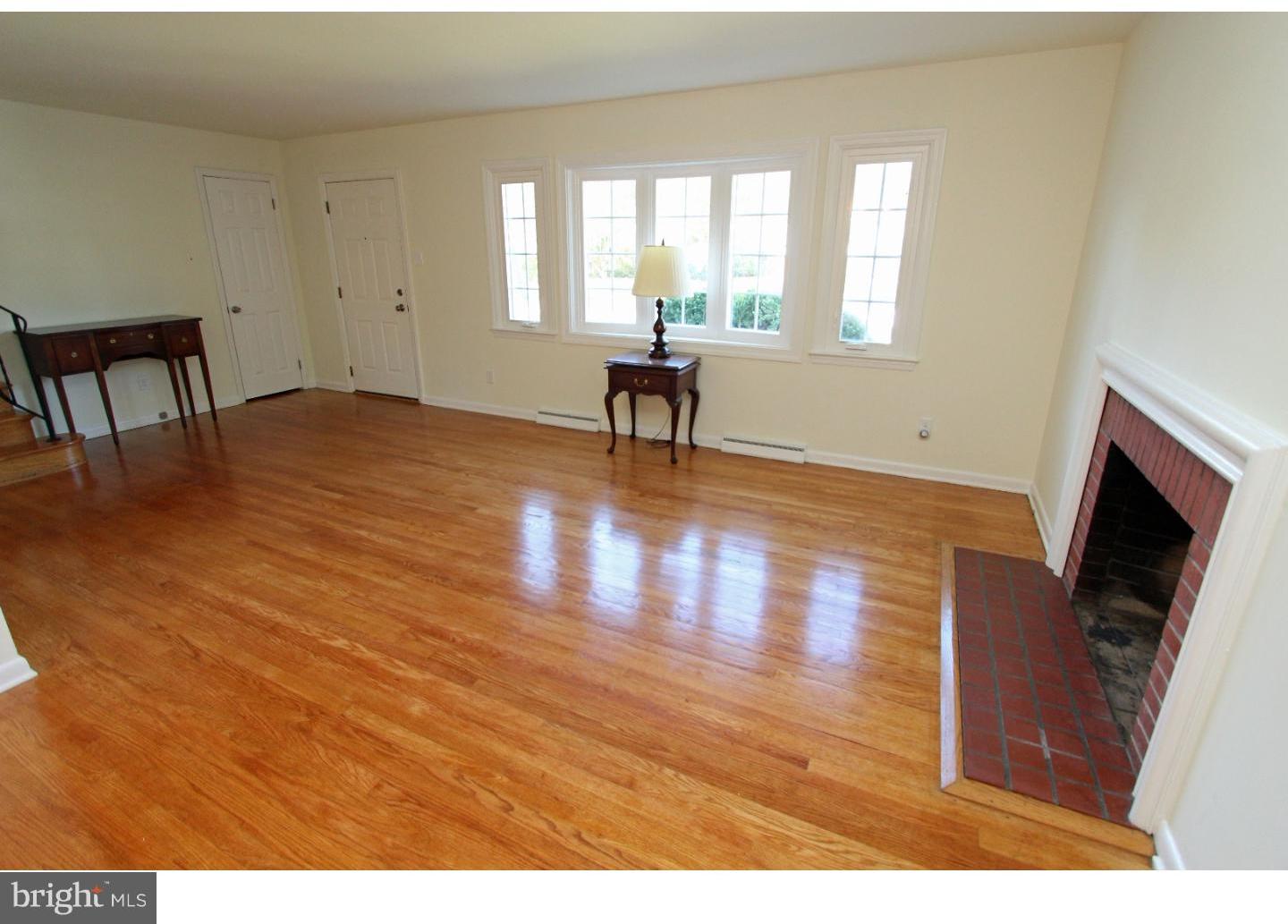 407 Apple Road Newark, DE 19711 - Photo 4 of 25 Living Room