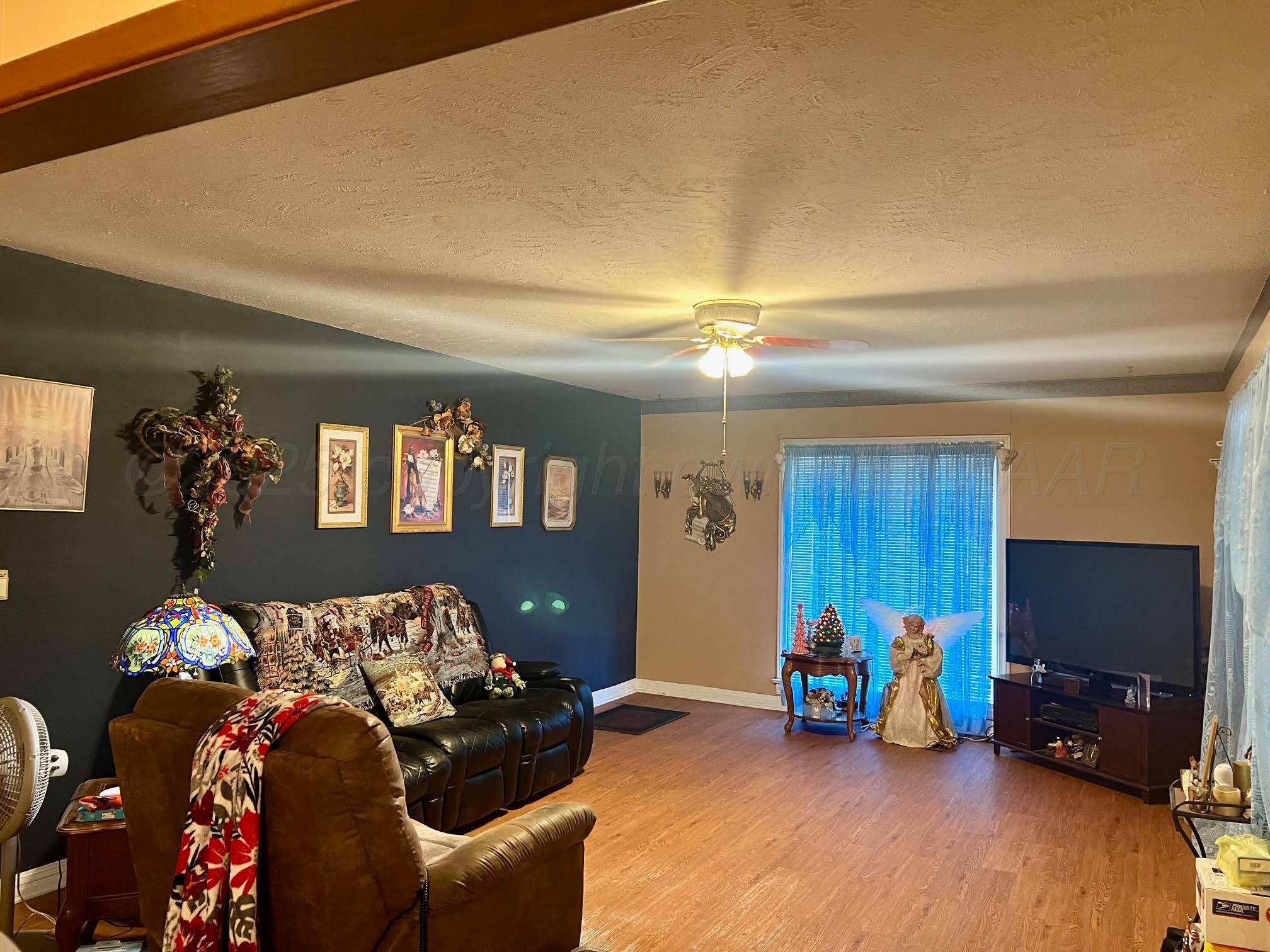 716 West Cleveland Street Memphis, TX 79245 - Photo 3 of 14 Living room
