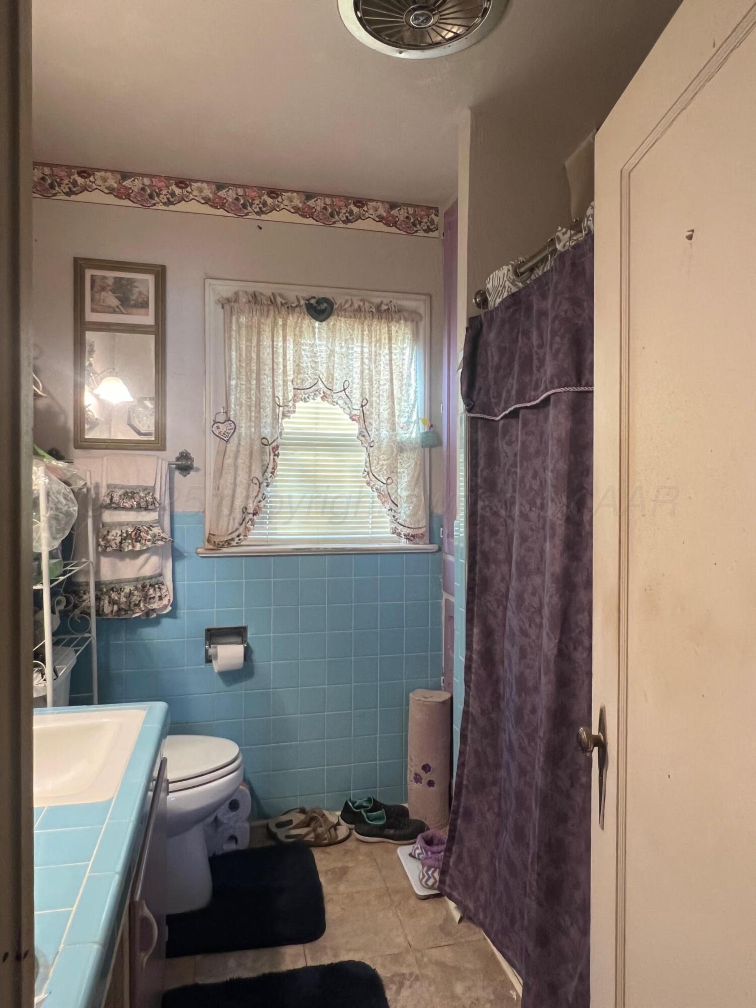 716 West Cleveland Street Memphis, TX 79245 - Photo 9 of 14 Bathroom
