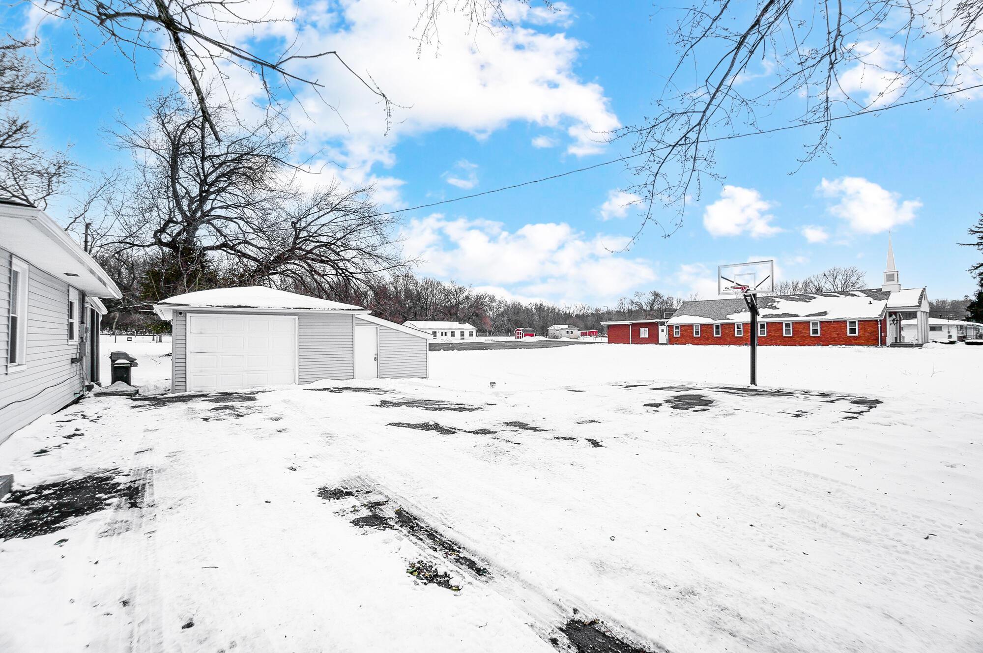 2504 Hilldale Road Springfield, OH 45505 - Photo 4 of 26 004