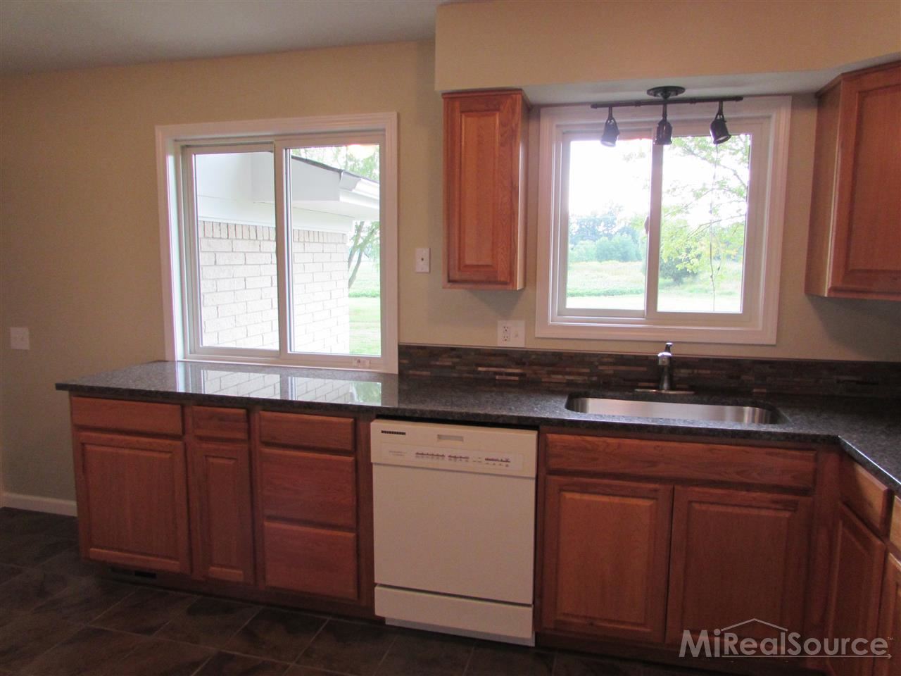 58655 Omo Road Ray, MI 48096 - Photo 3 of 11 31209025-2.JPG