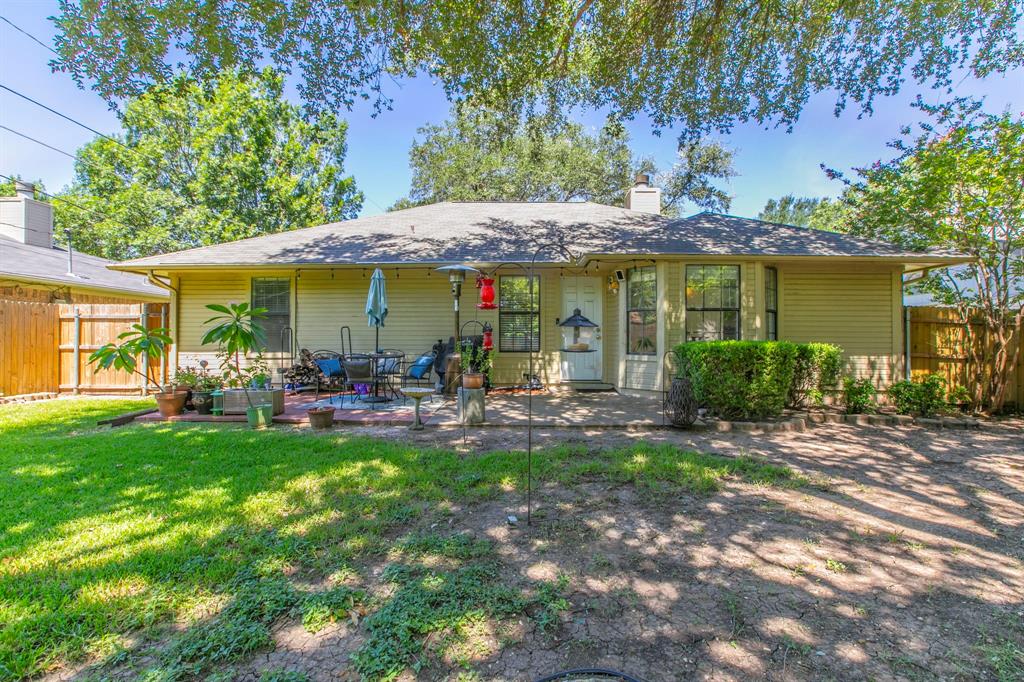 1815 Riata Drive Woodway, TX 76712 - Photo 22 of 25 a view of a patio with table and chairs under an umbrella