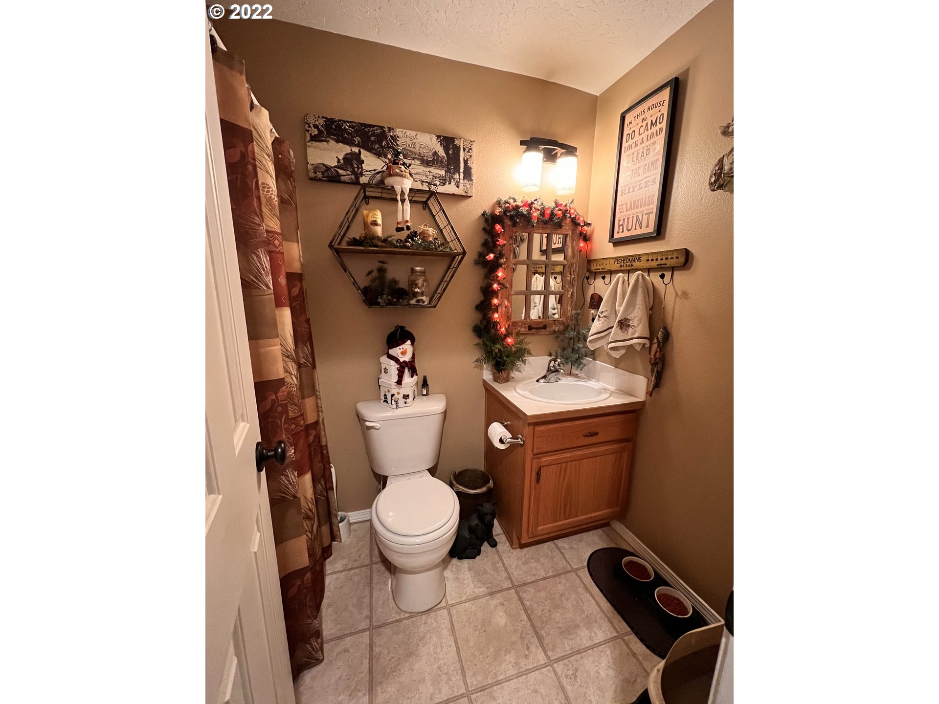 1654 South 59th Street Springfield, OR 97478 - Photo 11 of 15 a bathroom with a toilet and a sink