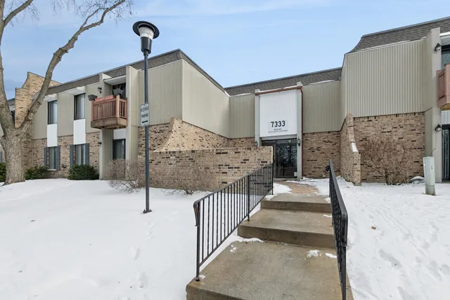 $210,000 | 7333 Grand Avenue, Unit 204, Downers Grove, IL 60516