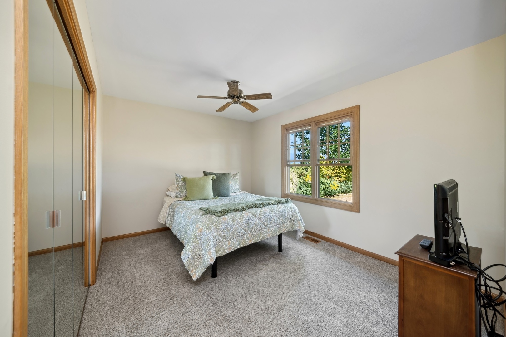 1240 Rosedale Lane Hoffman Estates, IL 60169 - Photo 16 of 30 Gallery Image 16