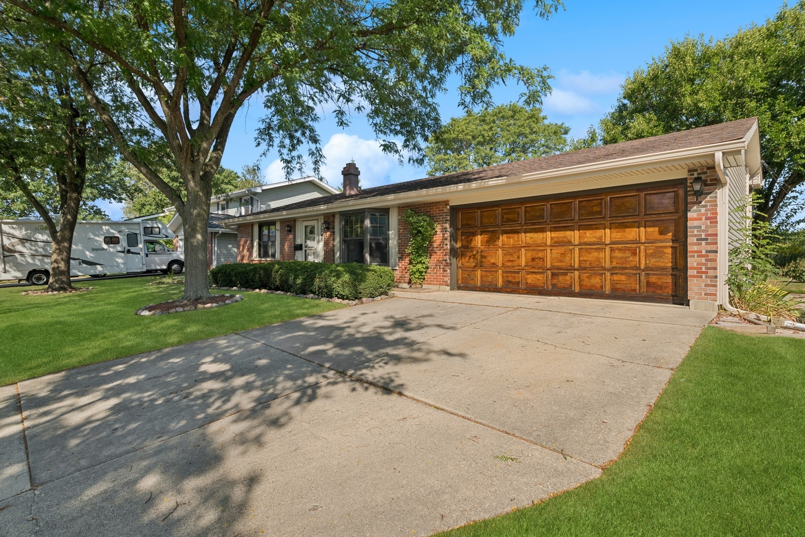 1240 Rosedale Lane Hoffman Estates, IL 60169 - Photo 2 of 30 Gallery Image 2