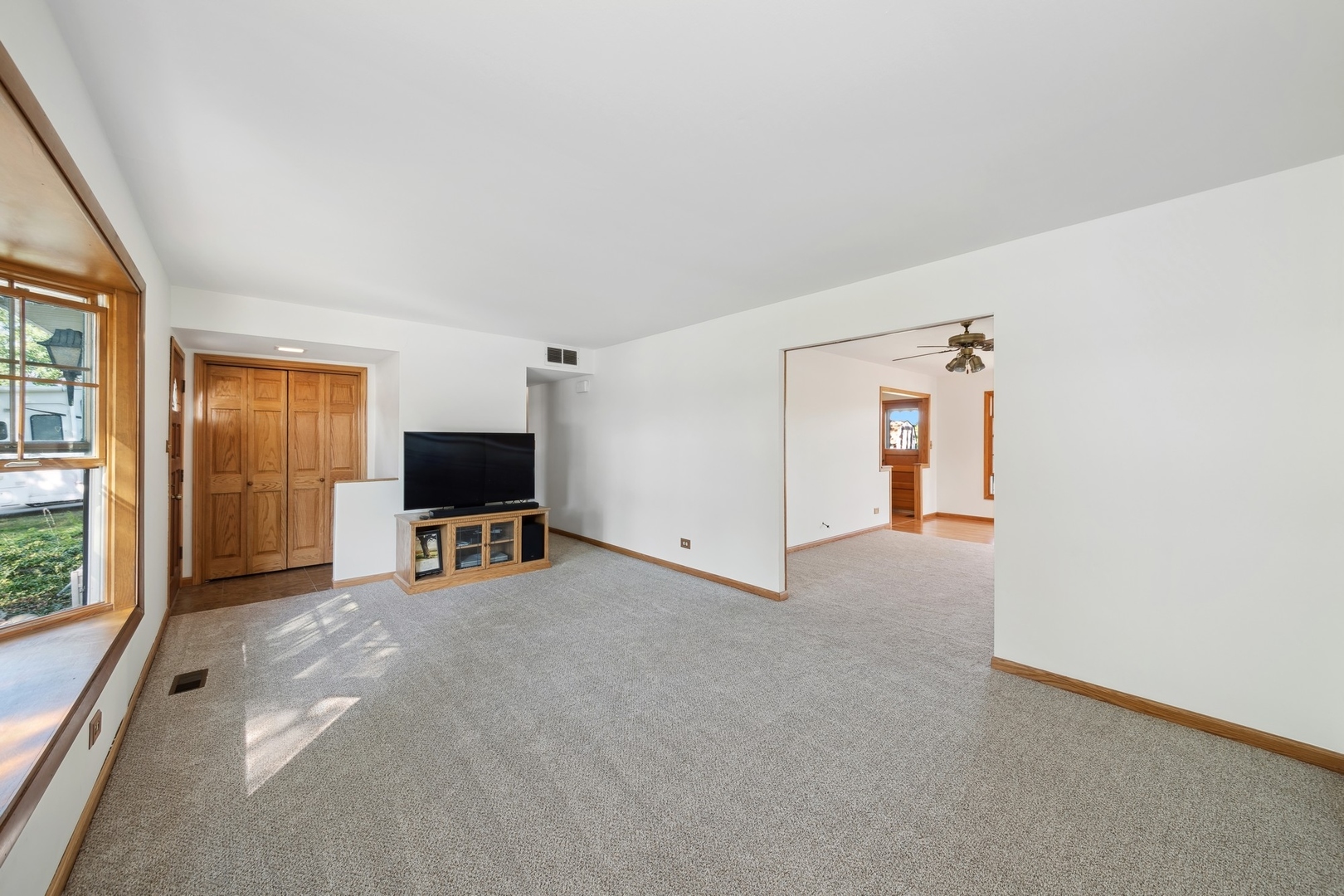 1240 Rosedale Lane Hoffman Estates, IL 60169 - Photo 3 of 30 Gallery Image 3