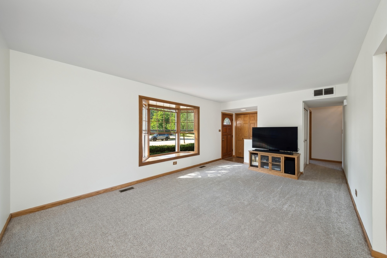 1240 Rosedale Lane Hoffman Estates, IL 60169 - Photo 4 of 30 Gallery Image 4