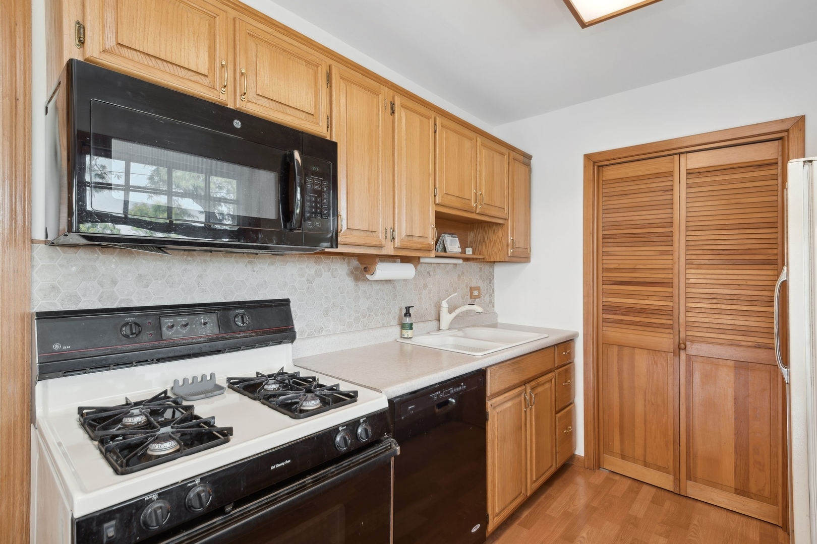 1240 Rosedale Lane Hoffman Estates, IL 60169 - Photo 9 of 30 Gallery Image 9