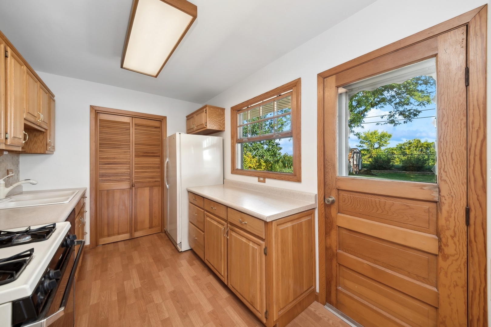 1240 Rosedale Lane Hoffman Estates, IL 60169 - Photo 10 of 30 Gallery Image 10