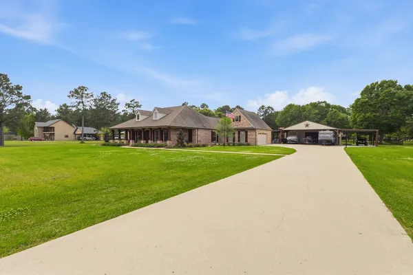a view of a house with a big yard