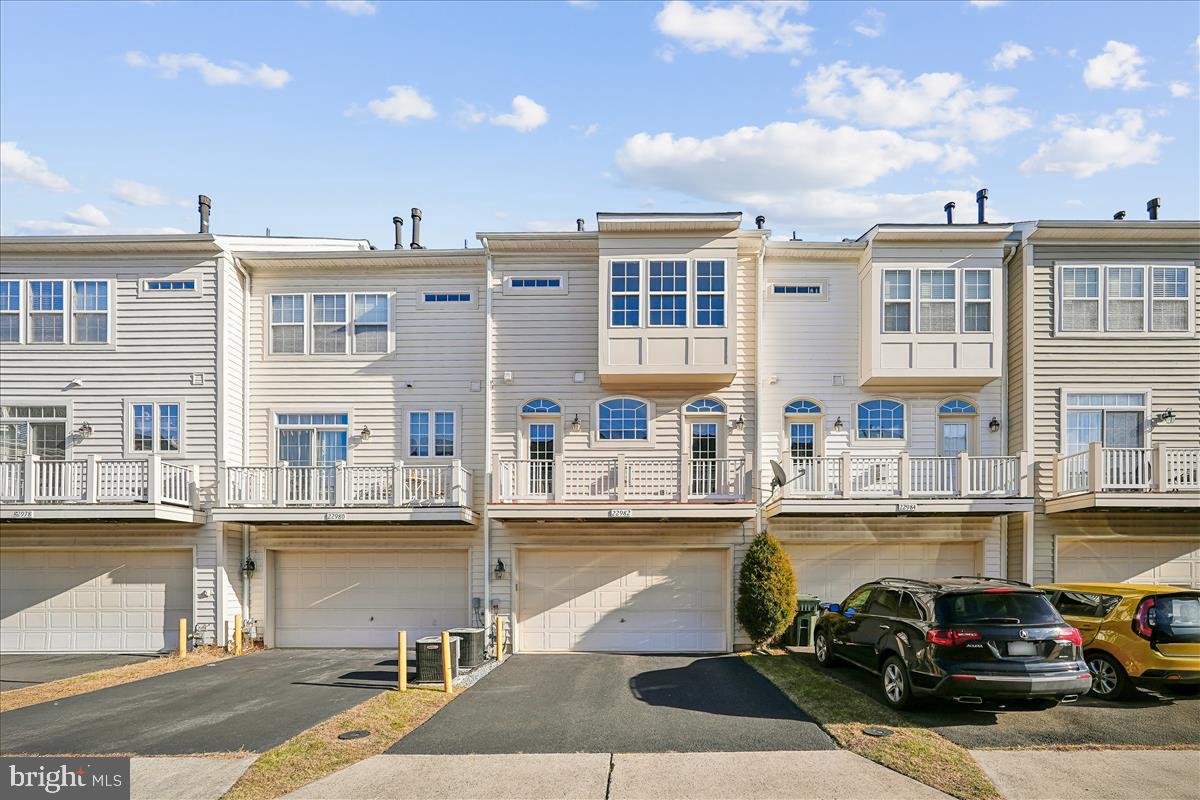 22982 Fox Fire Terrace Brambleton, VA 20148 - Photo 4 of 38