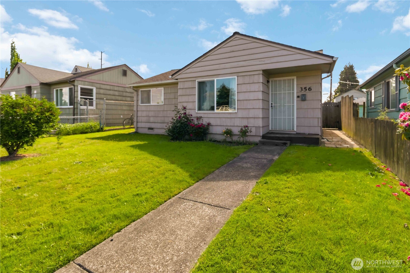 356 28th Avenue Longview, WA 98632 - Photo 3 of 24 a view of a yard in front of house