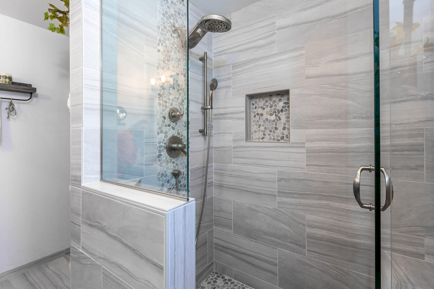 17704 Rogue Lane Sunriver, OR 97707 - Photo 21 of 26 a bathroom with a shower