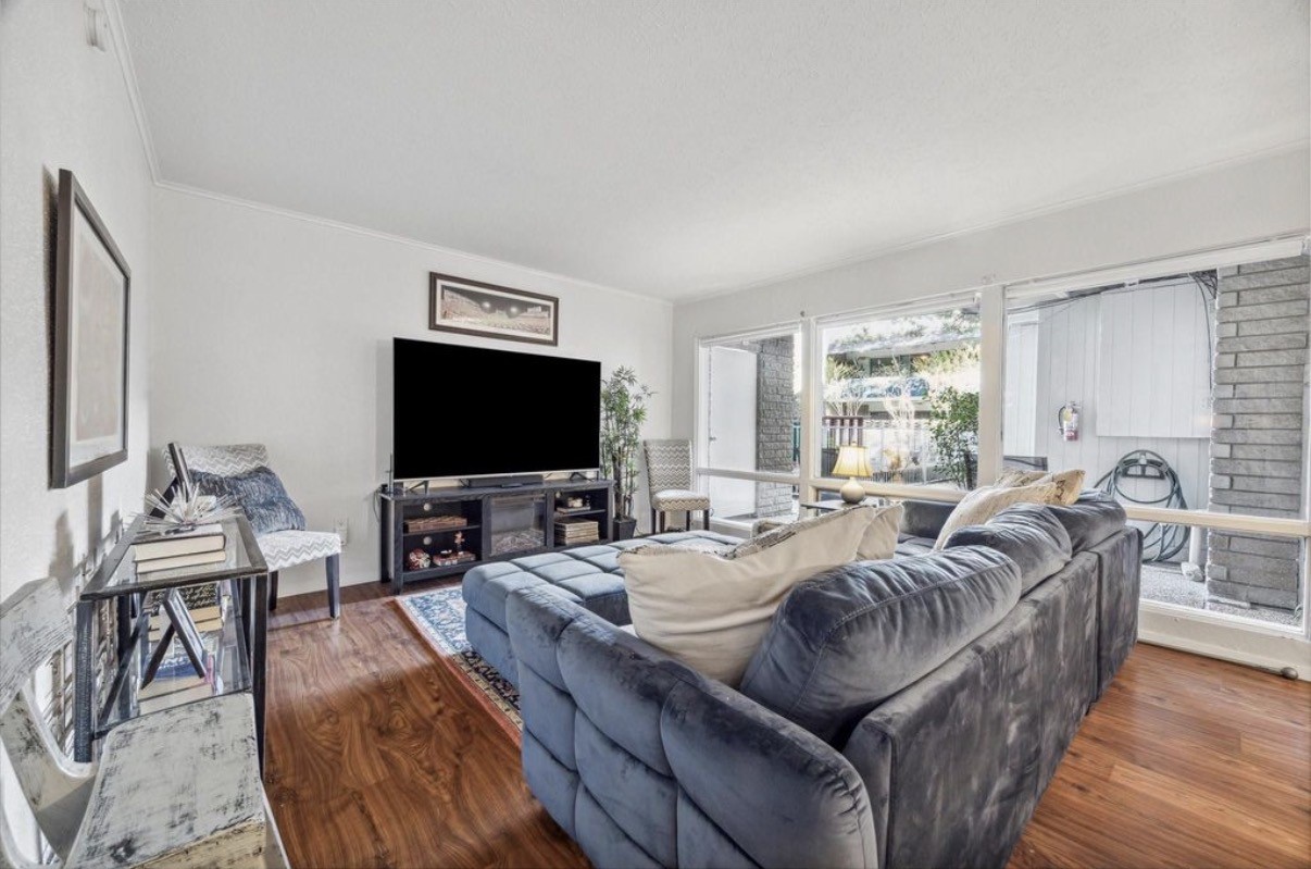 3271 Sul Ross Street, Unit 11 Houston, TX 77098 - Photo 5 of 12 a living room with furniture and a flat screen tv