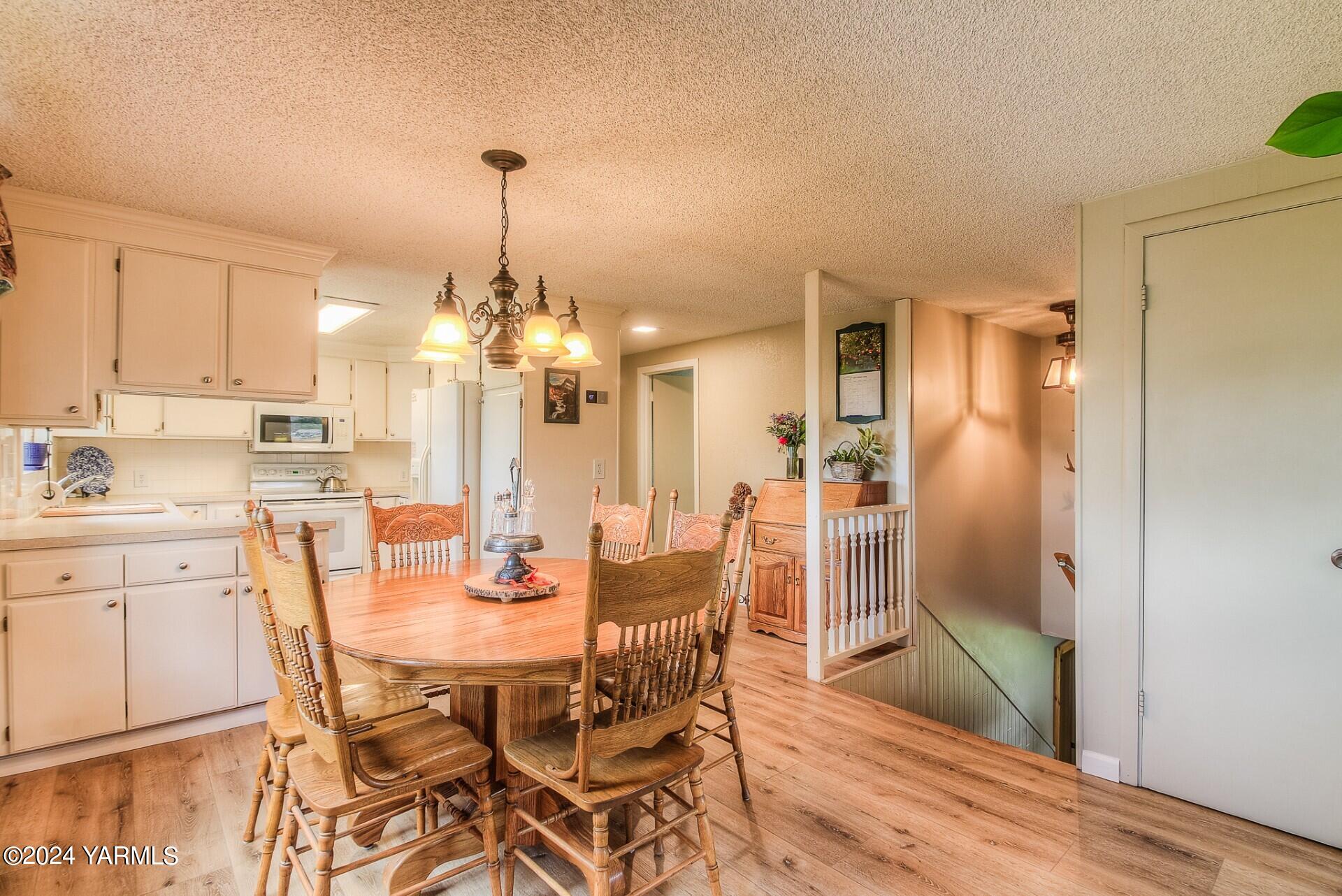 1390 Gibson Road Selah, WA 98942 - Photo 11 of 41 dining