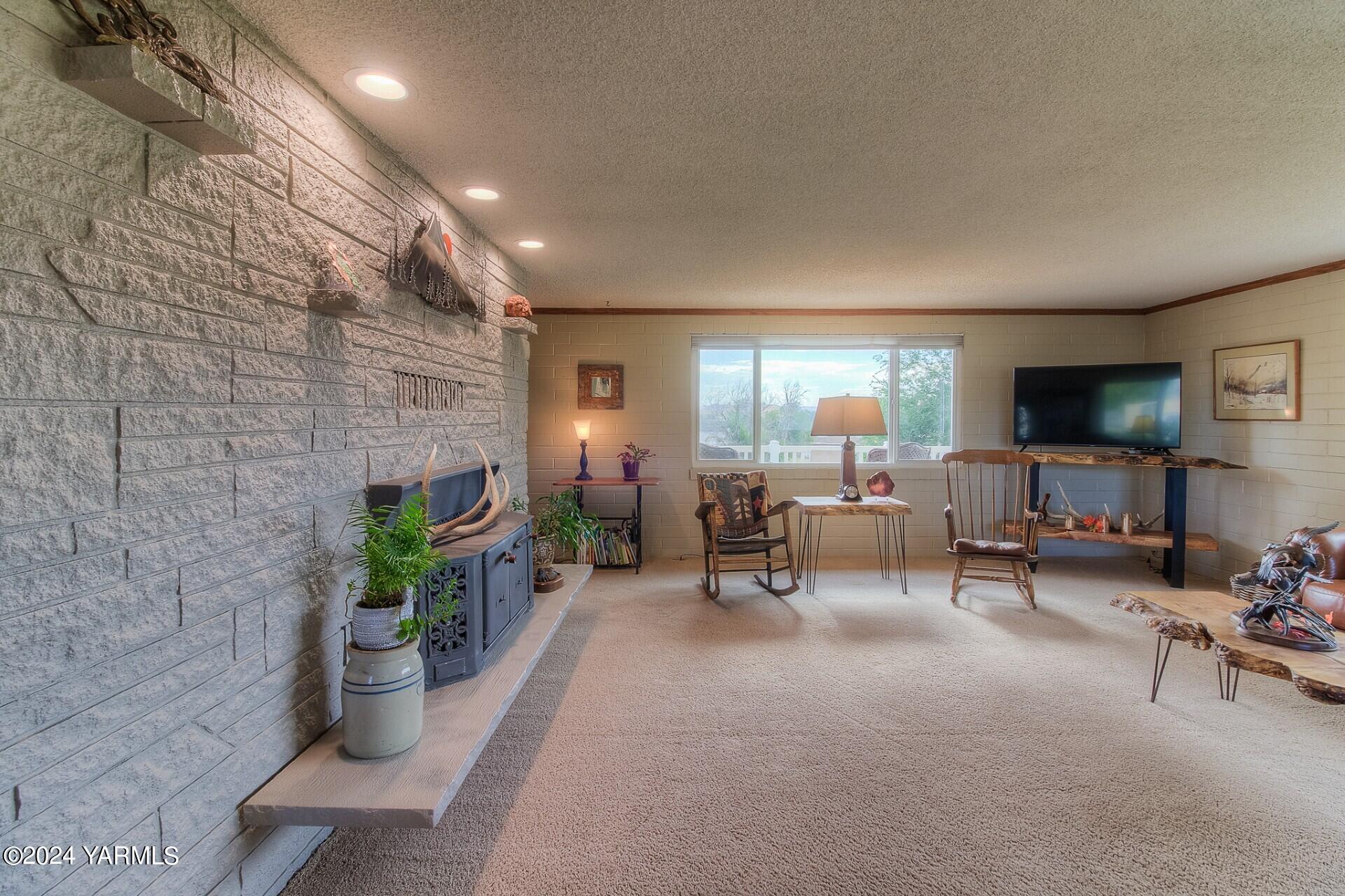 1390 Gibson Road Selah, WA 98942 - Photo 12 of 41 living room