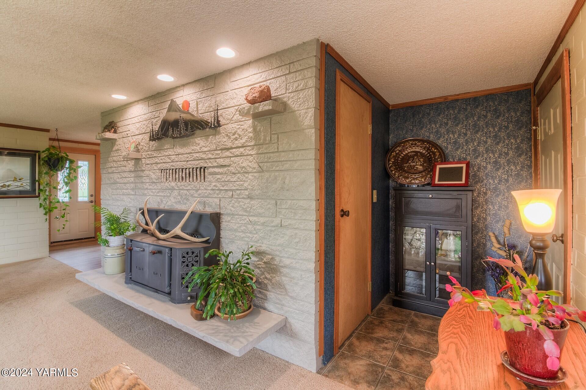 1390 Gibson Road Selah, WA 98942 - Photo 15 of 41 living room
