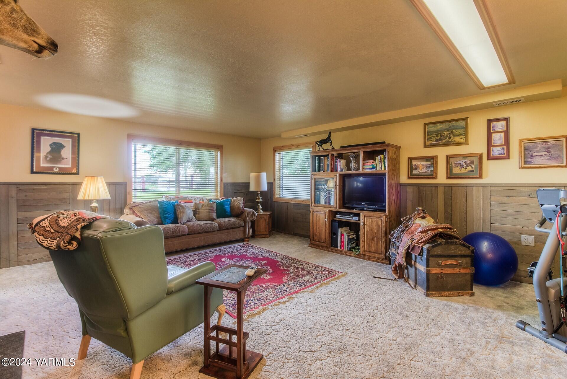 1390 Gibson Road Selah, WA 98942 - Photo 18 of 41 Family room