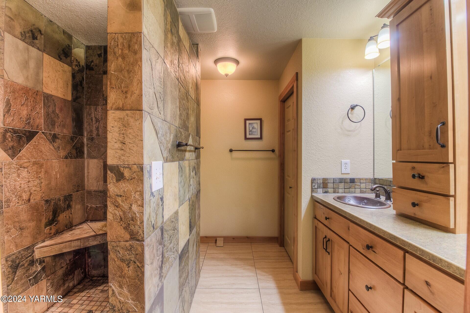 1390 Gibson Road Selah, WA 98942 - Photo 25 of 41 Primary Bath