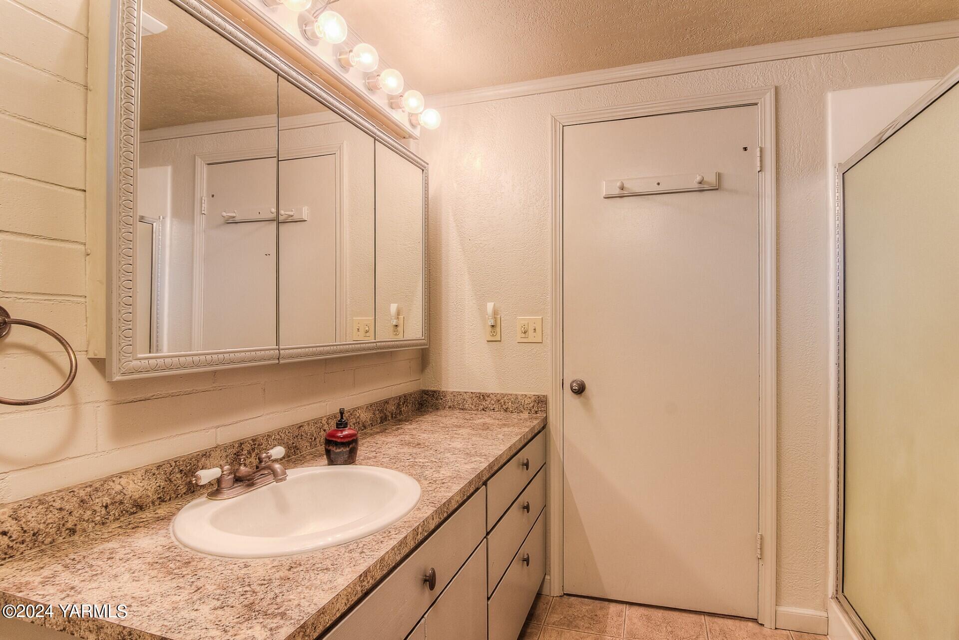 1390 Gibson Road Selah, WA 98942 - Photo 31 of 41 main Bath