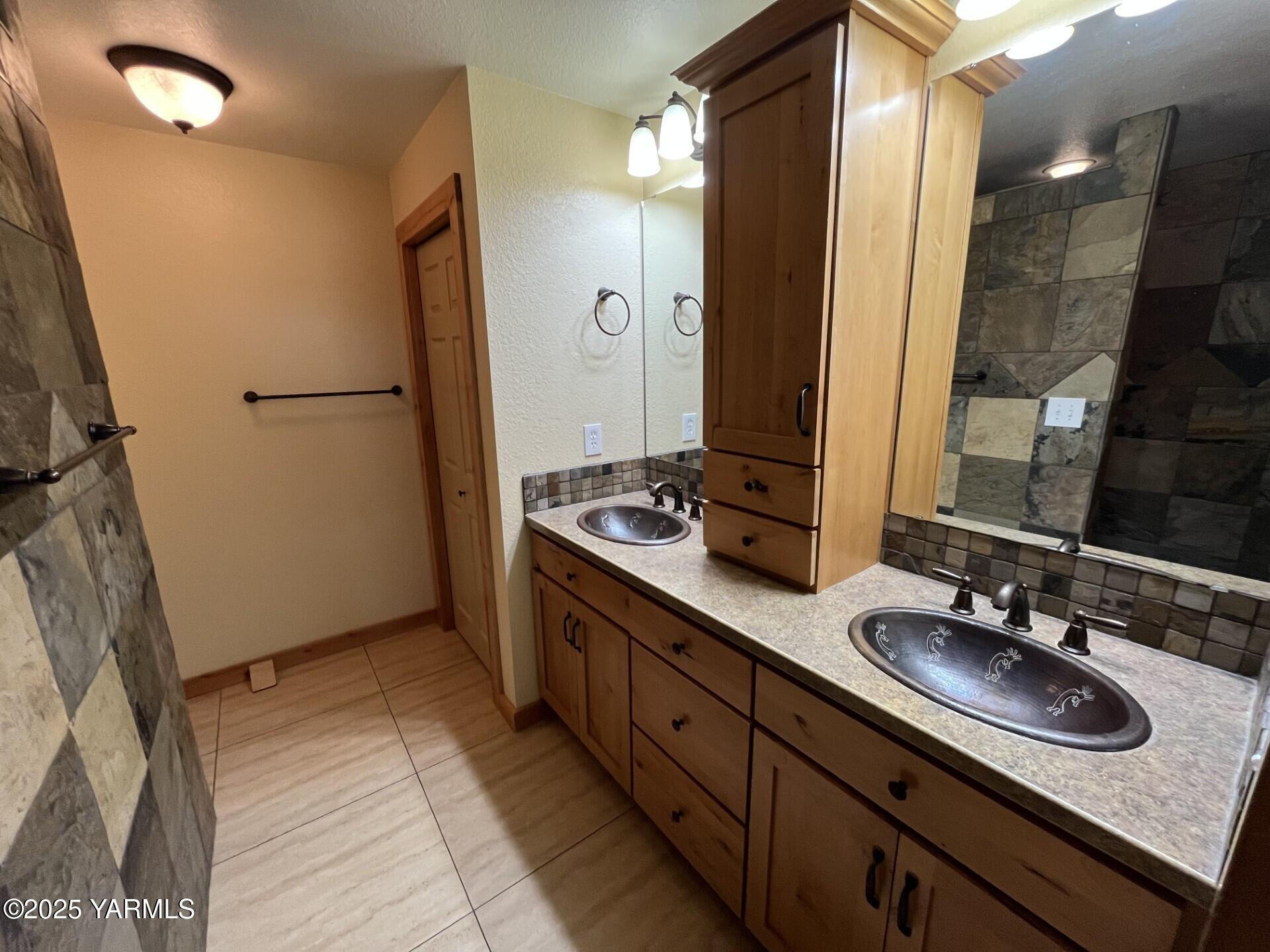 1390 Gibson Road Selah, WA 98942 - Photo 32 of 41 On Suite