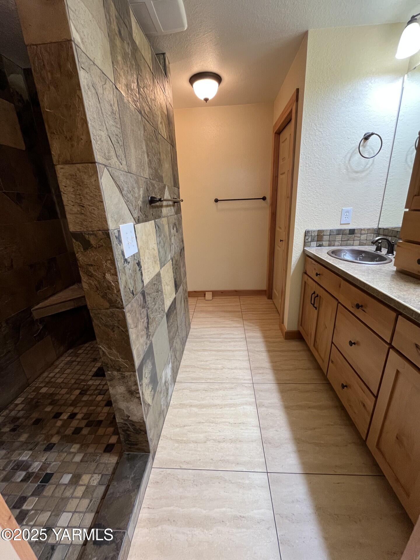 1390 Gibson Road Selah, WA 98942 - Photo 34 of 41 On Suite