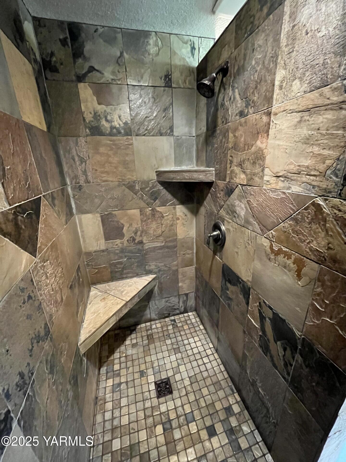 1390 Gibson Road Selah, WA 98942 - Photo 37 of 41 On Suite