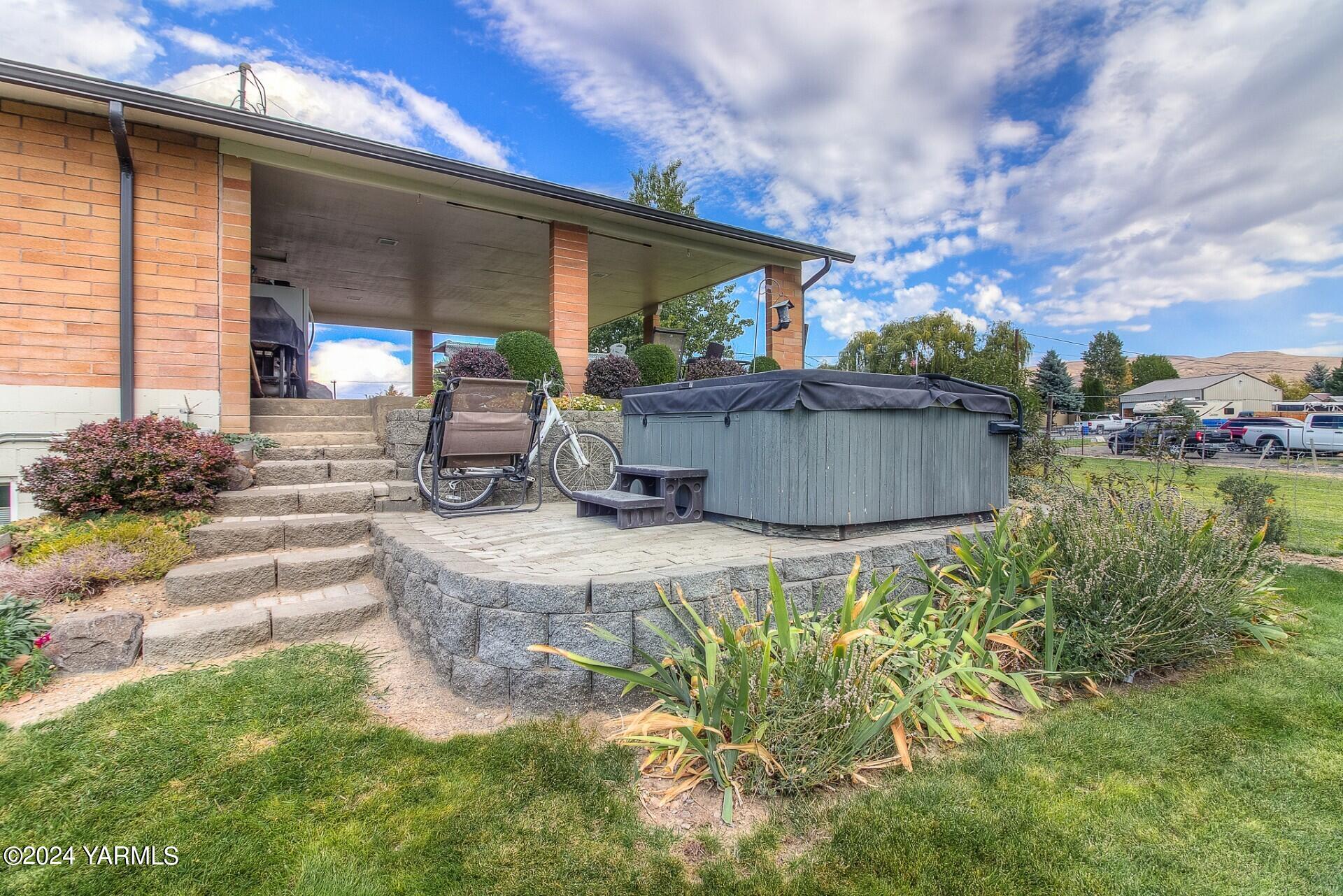 1390 Gibson Road Selah, WA 98942 - Photo 40 of 41 hot tub