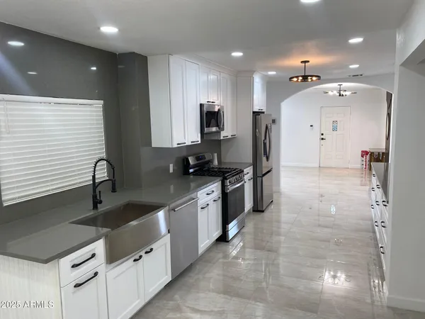 a view of a house with backyard