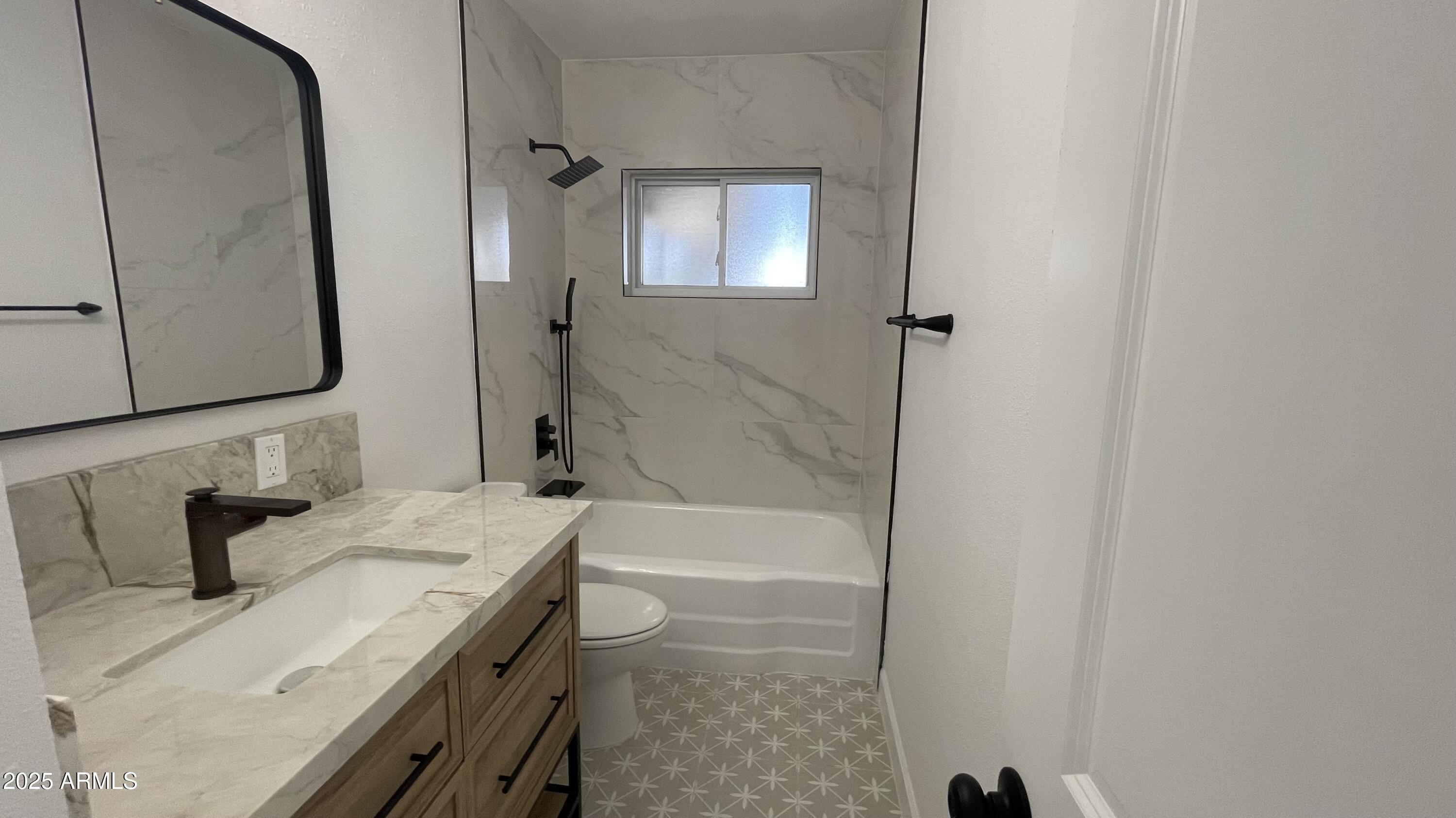 6842 North 14th Street Phoenix, AZ 85014 - Photo 24 of 53 hallway bath1