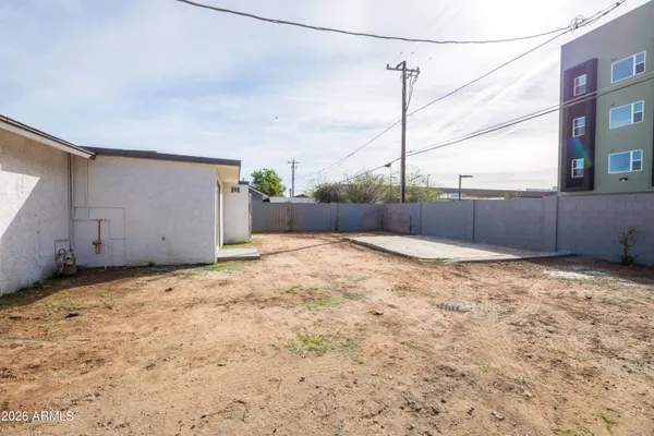 a view of a backyard