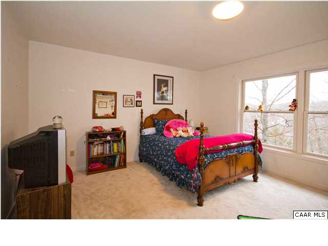 60 Laguna Road Palmyra, VA 22963 - Photo 11 of 25 a living room with furniture and a flat screen tv