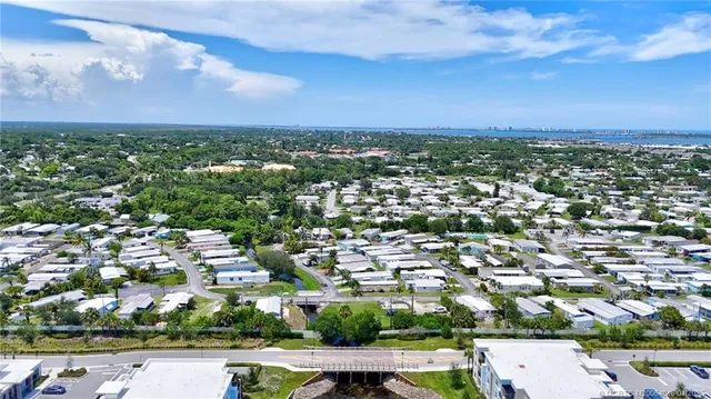 a view of a back yard