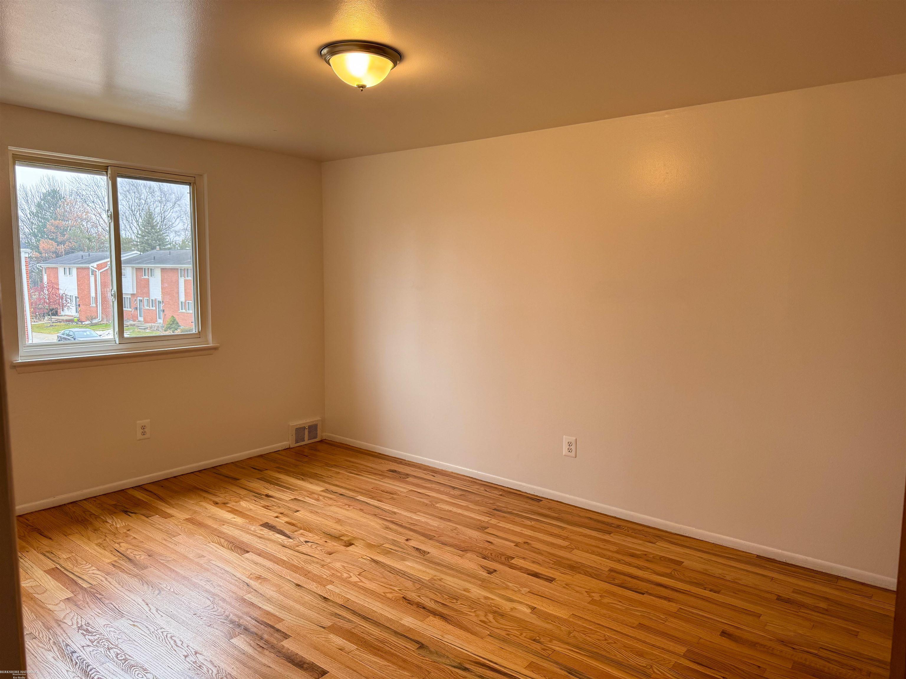 8653 Sterling Street Center Line, MI 48015 - Photo 7 of 9