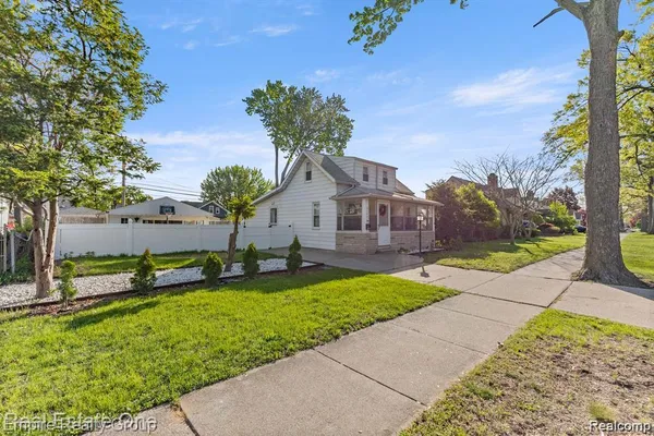 $249,900 | 21047 West Outer Drive, Dearborn, MI 48124