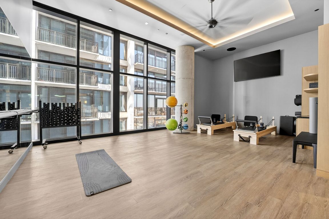 610 Davis Street, Unit 5001 Austin, TX 78701 - Photo 27 of 38 a living room with furniture and a flat screen tv