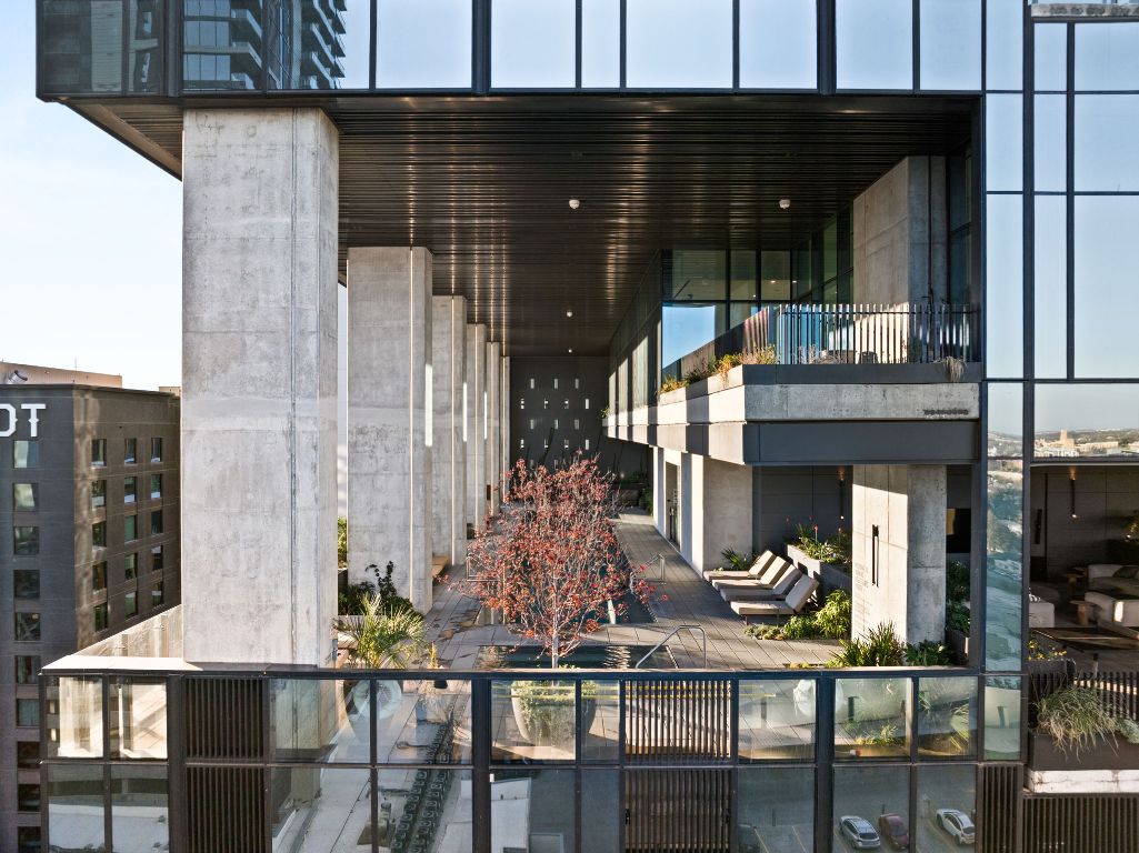 610 Davis Street, Unit 5001 Austin, TX 78701 - Photo 34 of 38 a front view of a house with balcony