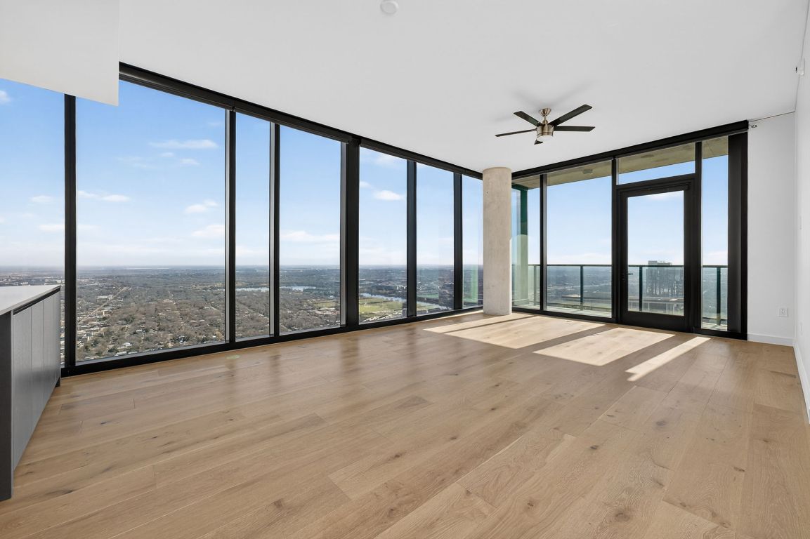 610 Davis Street, Unit 5001 Austin, TX 78701 - Photo 4 of 38 a view of an empty room with a large window