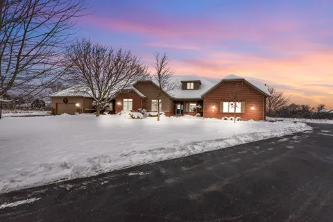 $599,000 | 10946 North Essex Drive, Mequon, WI 53092