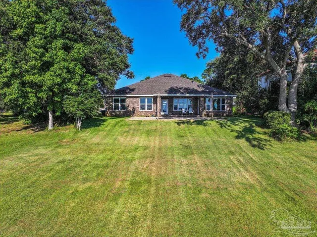 a view of a back yard